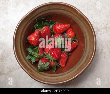 Fragole fresche in una ciotola Foto Stock