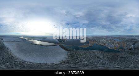 Visualizzazione panoramica a 360 gradi di prime gelate, campo foresta e gelo, ghiaccio, e panorama 360 sfera. Altezza dell'occhio degli uccelli, vista dall'alto, tiro con i droni, cielo blu, natura invernale