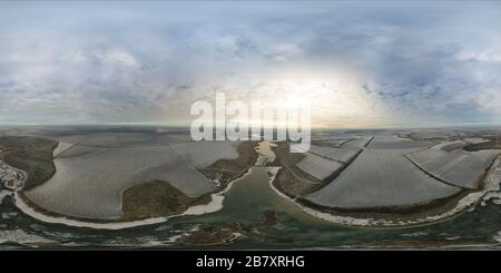 Visualizzazione panoramica a 360 gradi di prime gelate, campo foresta e gelo, ghiaccio, e panorama 360 sfera. Altezza dell'occhio degli uccelli, vista dall'alto, tiro con i droni, cielo blu, natura invernale