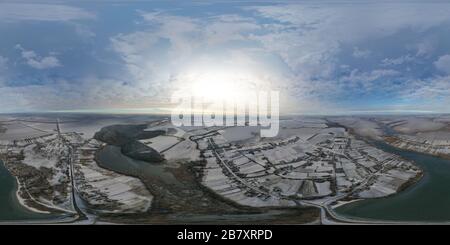 Visualizzazione panoramica a 360 gradi di prime gelate, campo foresta e gelo, ghiaccio, e panorama 360 sfera. Altezza dell'occhio degli uccelli, vista dall'alto, tiro con i droni, cielo blu, natura invernale