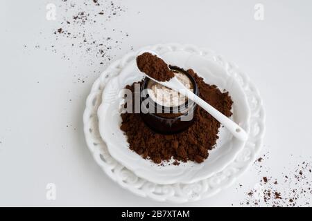 Scrub al caffè fatto in casa per il corpo o il viso, trattamento di salute naturale Foto Stock