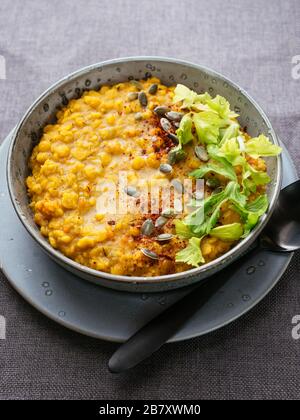 Zuppa di piselli in due pezzi gialla fatta in casa Foto Stock