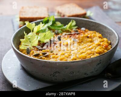 Zuppa di piselli in due pezzi gialla fatta in casa Foto Stock
