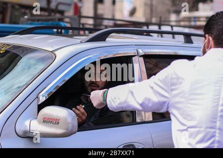 Idlib, Siria. 18 Marzo 2020. 18 marzo 2020: Immagini di un gruppo di dipendenti della direzione sanitaria del governo di Idlib, nel nord della Siria, distribuendo volantini per educare i cittadini sul virus Corona Credit: Moawia Atrash/ZUMA Wire/Alamy Live News Credit: ZUMA Press, Inc./Alamy Live News Foto Stock