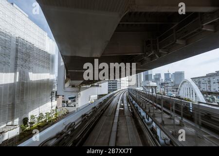 Paesaggio urbano dal treno aereo monorotaia a Tokyo Foto Stock