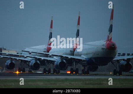 Glasgow, Regno Unito. 18 Marzo 2020. Nella foto: British Airways Airbus A321 Jets stand terra sul asfalto del Glasgow International Airport, a causa di British Airways e altre compagnie aeree che decidono di annullare una massiccia quantità di voli per fermare la diffusione del Coronavirus. Anche un certo numero di paesi non accetta voli nel Regno Unito che aggravano ulteriormente la crisi economica che l'aviazione britannica sta attraversando. Credit: Colin Fisher/Alamy Live News Foto Stock