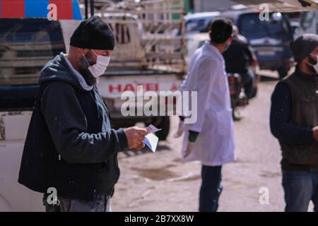 Idlib, Siria. 18 Marzo 2020. 18 marzo 2020: Immagini di un gruppo di dipendenti della direzione sanitaria del governo di Idlib, nel nord della Siria, distribuendo volantini per educare i cittadini sul virus Corona Credit: Moawia Atrash/ZUMA Wire/Alamy Live News Credit: ZUMA Press, Inc./Alamy Live News Foto Stock