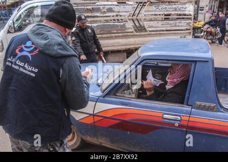 Idlib, Siria. 18 Marzo 2020. 18 marzo 2020: Immagini di un gruppo di dipendenti della direzione sanitaria del governo di Idlib, nel nord della Siria, distribuendo volantini per educare i cittadini sul virus Corona Credit: Moawia Atrash/ZUMA Wire/Alamy Live News Credit: ZUMA Press, Inc./Alamy Live News Foto Stock