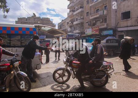 Idlib, Siria. 18 Marzo 2020. 18 marzo 2020: Immagini di un gruppo di dipendenti della direzione sanitaria del governo di Idlib, nel nord della Siria, distribuendo volantini per educare i cittadini sul virus Corona Credit: Moawia Atrash/ZUMA Wire/Alamy Live News Credit: ZUMA Press, Inc./Alamy Live News Foto Stock