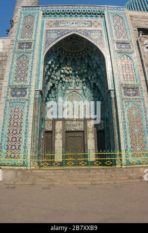 San Pietroburgo, Russia - 04.26.2019: .l'ingresso alla moschea della cattedrale è decorato con medaglioni con citazioni del Corano Foto Stock