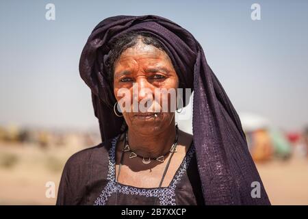 Ingall, Niger : Fulani donna in tradizionale turbante primo piano Sahara Foto Stock