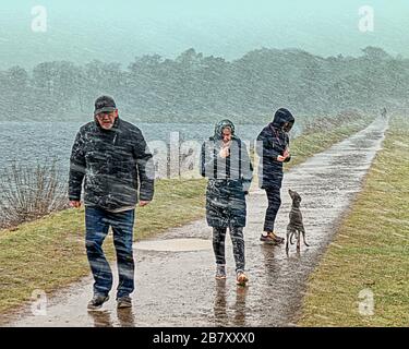 Milngavie, Glasgow, Scozia, Regno Unito, 18 marzo 2020: Regno Unito Meteo:tempeste di neve e sole su Craigmaddie serbatoi la sede della fornitura di acqua per la città di Glasgow. Copywrite Gerard Ferry/ Alamy Live News Foto Stock