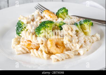 Fusilli con broccoli, gamberi e salsa cremosa Foto Stock