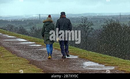 Milngavie, Glasgow, Scozia, Regno Unito, 18 marzo 2020: Regno Unito Meteo:tempeste di neve e sole su Craigmaddie serbatoi la sede della fornitura di acqua per la città di Glasgow. Copywrite Gerard Ferry/ Alamy Live News Foto Stock