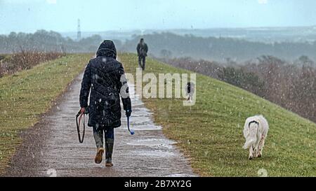 Milngavie, Glasgow, Scozia, Regno Unito, 18 marzo 2020: Regno Unito Meteo:tempeste di neve e sole su Craigmaddie serbatoi la sede della fornitura di acqua per la città di Glasgow. Copywrite Gerard Ferry/ Alamy Live News Foto Stock