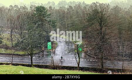 Milngavie, Glasgow, Scozia, Regno Unito, 18 marzo 2020: Regno Unito Meteo:tempeste di neve e sole su Craigmaddie serbatoi la sede della fornitura di acqua per la città di Glasgow. Copywrite Gerard Ferry/ Alamy Live News Foto Stock