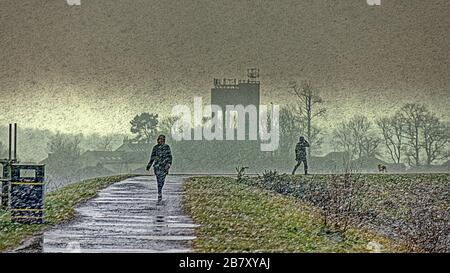 Milngavie, Glasgow, Scozia, Regno Unito, 18 marzo 2020: Regno Unito Meteo:tempeste di neve e sole su Craigmaddie serbatoi la sede della fornitura di acqua per la città di Glasgow. Copywrite Gerard Ferry/ Alamy Live News Foto Stock