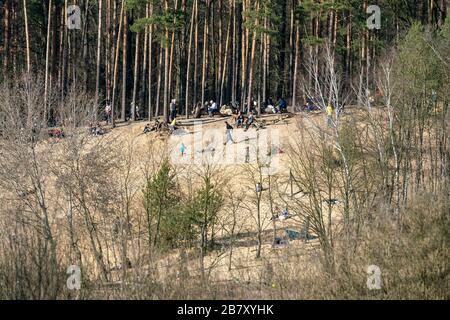 Grunewald, Berlino, Germania - 18 marzo 2020: Famiglie con bambini che godono del sole primaverile al NSG Sandgrube im Jagen 86 Foto Stock