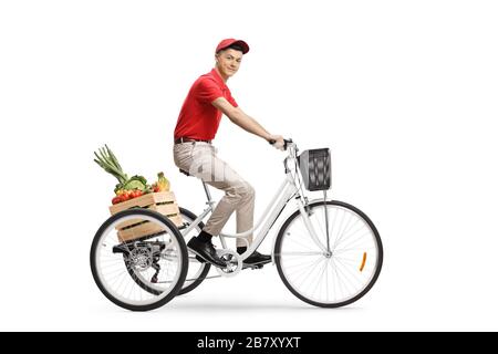 Giovane uomo che consegna generi alimentari con un triciclo isolato su sfondo bianco Foto Stock