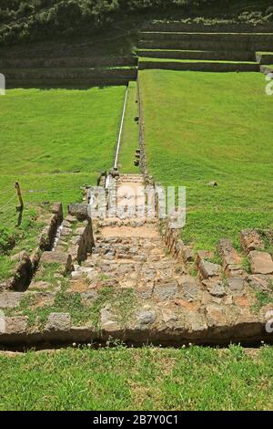 Resti di canali naturali all'aperto nel Parco Archeologico di Tipon, Valle Sacra dell'Inca, Regione di Cuzco, Perù Foto Stock