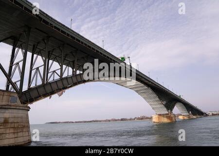 Buffalo, New York, Stati Uniti. 18 Marzo 2020. Gli Stati Uniti e il Canada hanno chiuso il confine per tutti i viaggi non essenziali becuase di Covid-19. Il confine delle 5,500 miglia è stato chiuso di comune accordo tra i due governi. Il Peace Bridge tra Buffalo, NY e Fort Erie, Ontario, ha avuto 5,105,882 passaggi ponte nel 2019. Foto di Brendan Bannon. 18 marzo 2020. Buffalo, New York Credit: Brendan Bannon/ZUMA Wire/Alamy Live News Foto Stock