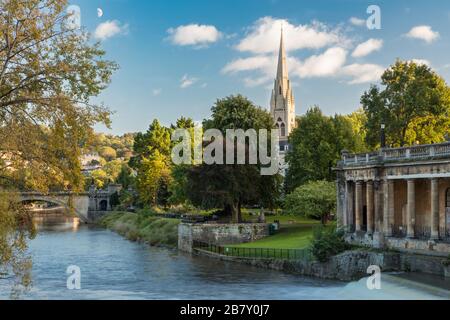 Luce del sole serale sui Parade Gardens, la chiesa di San Giovanni Evangelista e il fiume Avon, Bath, Somerset, Inghilterra Foto Stock