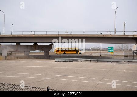 Buffalo, New York, Stati Uniti. 18 Marzo 2020. Gli Stati Uniti e il Canada hanno chiuso il confine per tutti i viaggi non essenziali becuase di Covid-19. Il confine delle 5,500 miglia è stato chiuso di comune accordo tra i due governi. Il Peace Bridge tra Buffalo, NY e Fort Erie, Ontario, ha avuto 5,105,882 passaggi ponte nel 2019. Foto di Brendan Bannon. 18 marzo 2020. Buffalo, New York Credit: Brendan Bannon/ZUMA Wire/Alamy Live News Foto Stock