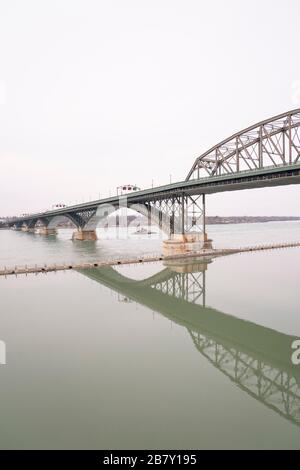 Buffalo, New York, Stati Uniti. 18 Marzo 2020. Gli Stati Uniti e il Canada hanno chiuso il confine per tutti i viaggi non essenziali becuase di Covid-19. Il confine delle 5,500 miglia è stato chiuso di comune accordo tra i due governi. Il Peace Bridge tra Buffalo, NY e Fort Erie, Ontario, ha avuto 5,105,882 passaggi ponte nel 2019. Foto di Brendan Bannon. 18 marzo 2020. Buffalo, New York Credit: Brendan Bannon/ZUMA Wire/Alamy Live News Foto Stock
