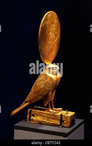 Il falco solare - antico dio egiziano Horus con il sole sulla sua testa, statua dorata in legno dai tesori della tomba di Tutankhamuns Foto Stock