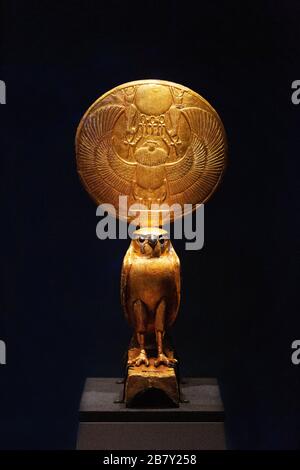 Falco solare - l'antico dio egizio Horus con il sole sulla testa, statua in legno dorato proveniente dai tesori della tomba di Tutankhamon. Manufatti di Tutankhamon. Foto Stock