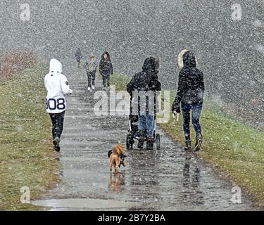 Milngavie, Glasgow, Scozia, Regno Unito, 18 marzo 2020: Regno Unito Meteo:tempeste di neve e sole su Craigmaddie serbatoi la sede della fornitura di acqua per la città di Glasgow. Copywrite Gerard Ferry/ Alamy Live News Foto Stock