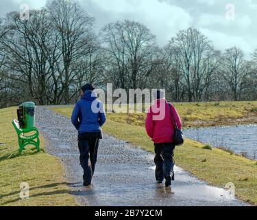 Milngavie, Glasgow, Scozia, Regno Unito, 18 marzo 2020: Regno Unito Meteo:tempeste di neve e sole su Craigmaddie serbatoi la sede della fornitura di acqua per la città di Glasgow. Copywrite Gerard Ferry/ Alamy Live News Foto Stock