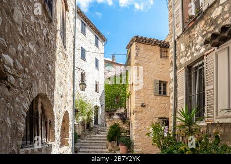 Un piccolo cortile affollato di case nel pittoresco centro turistico del borgo medievale di Tourrettes sur Loup nel sud della Francia. Foto Stock