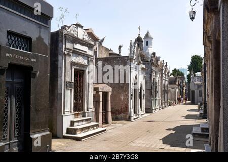 Viale dei mausolei all'interno del Cimitero la Recoleta, Buenos Aires, Argentina Foto Stock