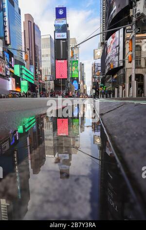 New Yor, NY, USA. 17 Marzo 2020. Vista delle strade vuote nella regione di Times Square a New York negli Stati Uniti. Uno scoppio del virus Corona (COVID-19) ha colpito la routine della città. Credit: William Volcov/ZUMA Wire/Alamy Live News Foto Stock