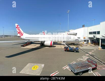 Virgin Australia Boeing 737-8FE al gate, Aeroporto di Melbourne, Tullamarine, Melbourne, Victoria, Australia Foto Stock