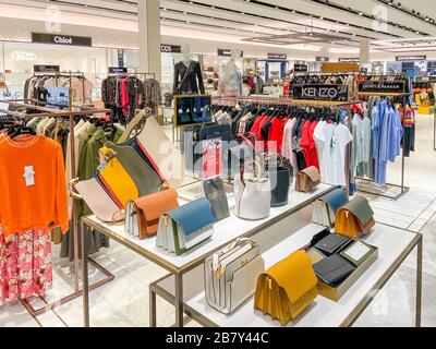 Duty Free Store nel Terminal 5 Partenze lounge, Aeroporto di Heathrow, London Borough of Hounslow, Greater London, England, Regno Unito Foto Stock