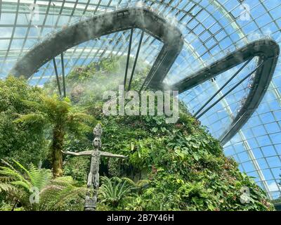 Treetop Walk in Cloud Forest, Gardens by the Bay, Marina Bay, Singapore Island (Pulau Ujong), Singapore Foto Stock