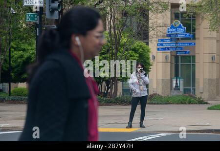 Sacramento, CA, Stati Uniti. 18 Marzo 2020. Una donna indossa una maschera in centro vicino alla 10 ° e i strade durante l'epidemia di coronavirus mercoledì 18 marzo 2020 a Sacramento. Credit: Paul Kitagaki Jr./ZUMA Wire/Alamy Live News Foto Stock