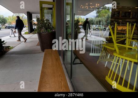 Sacramento, CA, Stati Uniti. 18 Marzo 2020. Todd Tregenza prende il suo pranzo a Sellands a Broadway durante l'epidemia di coronavirus mercoledì 18 marzo 2020 a Sacramento. Credit: Paul Kitagaki Jr./ZUMA Wire/Alamy Live News Foto Stock