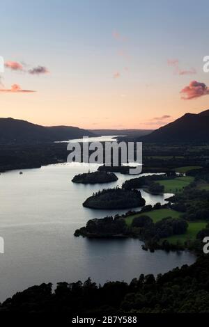 Tramonto sulla Derwent Water da Falcon roccioso nel distretto del Lago Foto Stock