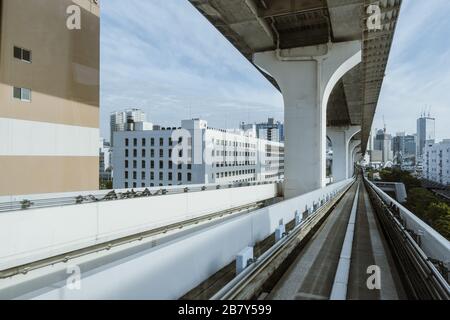 Paesaggio urbano dal treno aereo monorotaia a Tokyo Foto Stock