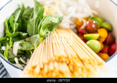 Ingredienti per preparare uno vegetariano pasta pot in ghisa smaltata forno olandese. Foto Stock