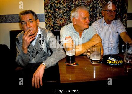 Uomini disoccupati di lunga durata che vivono con benefici statali, in fondo al pub che sembrano depressi. Mountain Ash, Glamorgan, Galles. 1998, 1990s HOMER SYKES Foto Stock