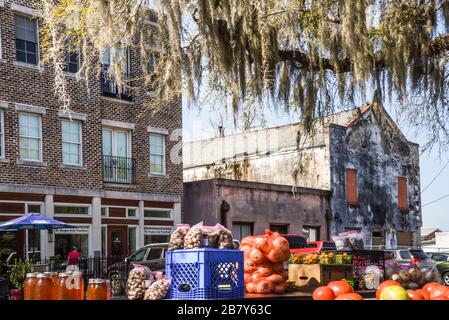 Broad Street a Darien, Georgia sede per l'evento mensile chiamato 2 ° Sabato. I venditori locali allestiscono cabine con articoli artigianali, prodotti freschi, ecc. Foto Stock