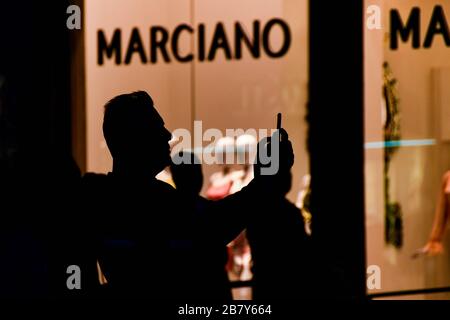 LAS VEGAS, NV, USA - FEBBRAIO 2019: Silhouette di una persona che prende un selfie in un centro commerciale a Las Vegas. Sullo sfondo c'è un negozio Marciano Foto Stock