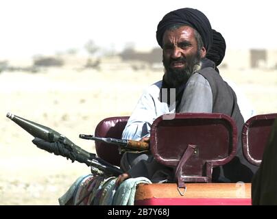 Confine tra Chaman, Afghanistan e Pakistan: Combattente armato dei talebani al confine tra Afghanistan e Pakistan a Chaman. Foto Stock