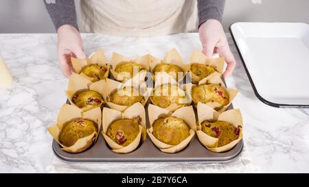 Passo dopo passo. Raffreddamento di muffin di mirtilli rossi appena sfornati. Foto Stock