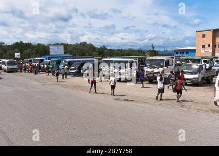 dh WEWAK PAPUA NUOVI camion GUINEA alla stazione degli autobus persone Foto Stock