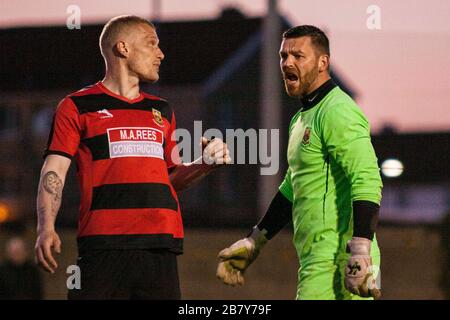 Caerau Ely / Llanelli Town nella semifinale della Coppa della Lega gallese ad Afan Lido il 5 aprile 2017. Lewis Mitchell/YCPD. Foto Stock